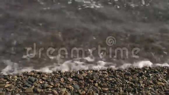 海浪在石岩海滩上冲浪日本海视频的预览图