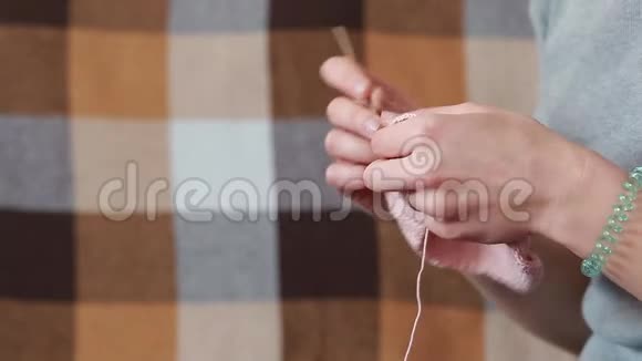女人织了一条围巾视频的预览图