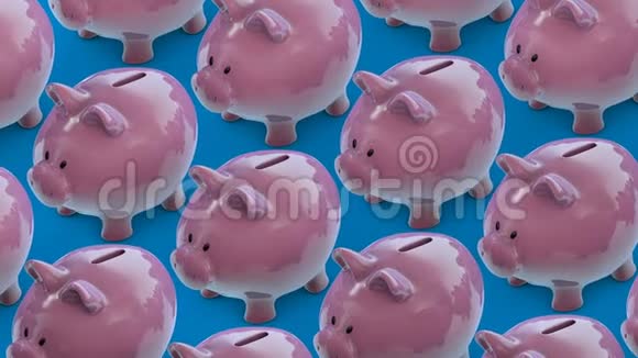 一排猪存钱装满硬币的储蓄罐存钱罐输送环视频的预览图
