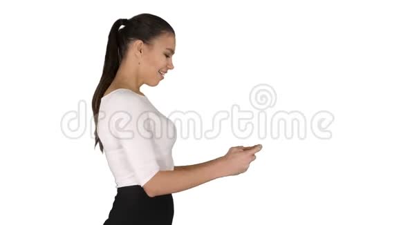商务女性使用智能手机在白色背景下行走视频的预览图
