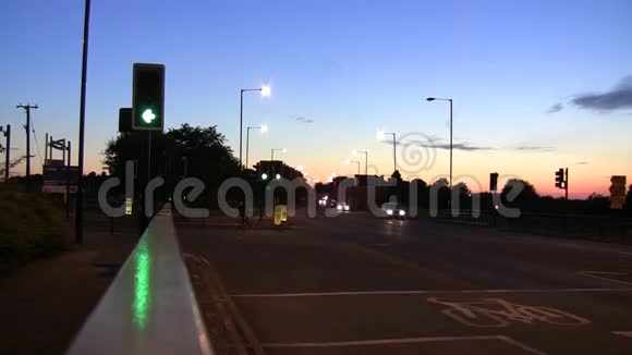 交通信号灯和夜间运输视频的预览图