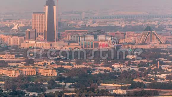 以典型的旧建筑和现代建筑时间推移鸟瞰Deira和迪拜溪视频的预览图