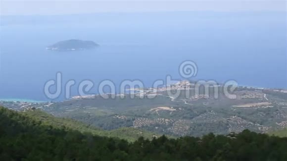 美丽的山脉和爱琴海海岸的全景视频的预览图