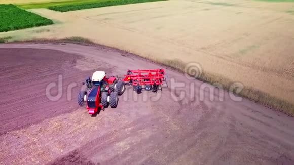 带拖车的农用拖拉机耕地视频的预览图