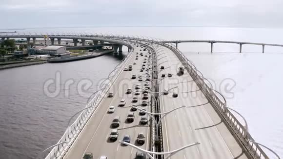 平稳的空中飞行越过一座桥的飞行站在一条汽车骑过的河流上4k视频的预览图