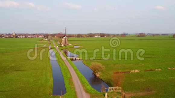 荷兰Kinderdijk风车飞机视频的预览图
