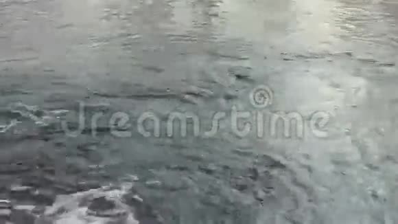 水面河流水面河流流动特写镜头流动水视频的预览图