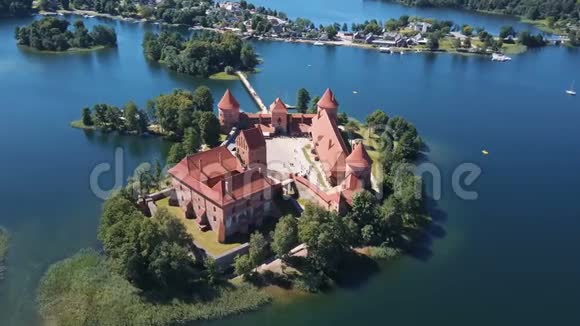 立陶宛特拉凯湖上一个岛上美丽的城堡夏季特拉凯城堡的鸟瞰图视频的预览图