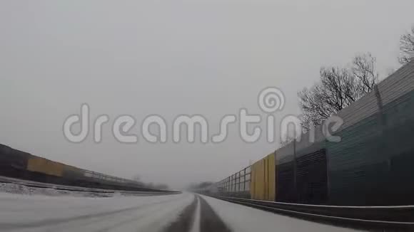车载仪表板摄像头高速公路上下雪视频的预览图