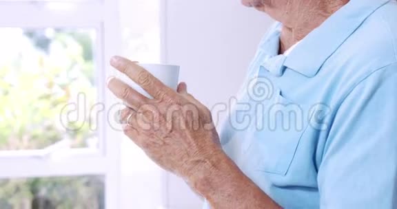 老人喝白杯子视频的预览图