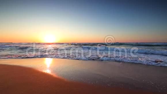 太阳在地平线上海浪上的戏剧性日出视频的预览图