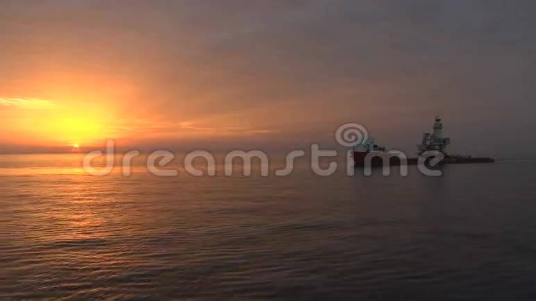 海面上的日落与石油平台视频的预览图