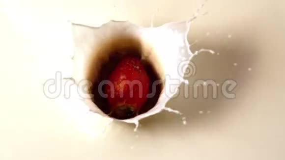 草莓倒在一杯牛奶里视频的预览图
