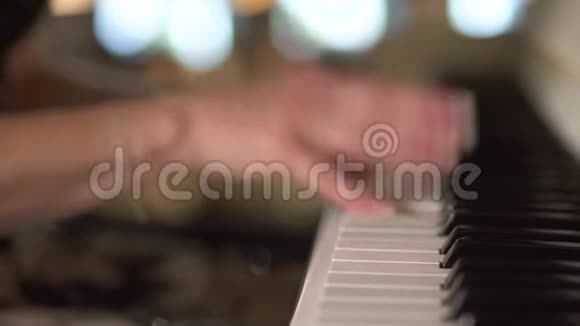 女弹钢琴视频的预览图