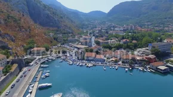 黑山博卡科托尔斯卡Kotor码头和山脉的鸟瞰图视频的预览图