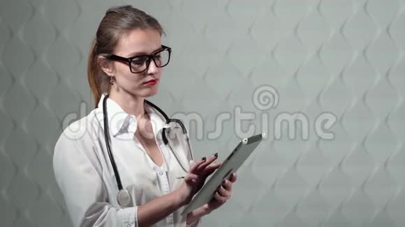听诊器和平板的医生视频的预览图