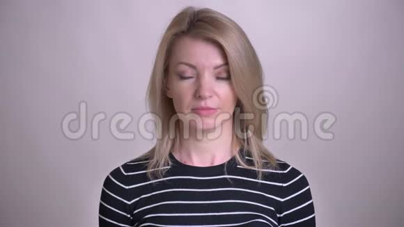 成年白种人金发白种人女性的特写镜头与背景隔离视频的预览图