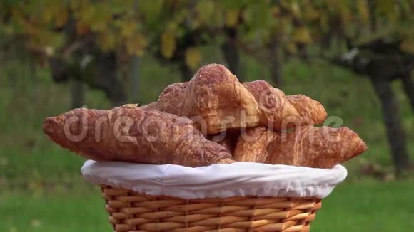 旋转篮子里的法国牛角面包视频的预览图