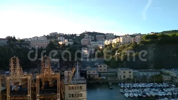 港口游艇停车场和山丘上的城市意大利萨沃纳视频的预览图