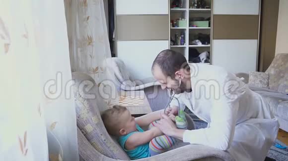 医生在家看望婴儿病人带听诊器的婴儿视频的预览图