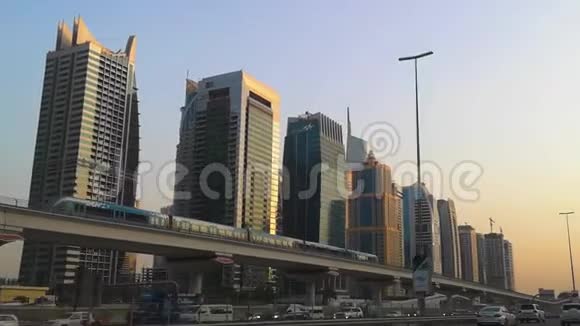 迪拜城的景色谢赫扎耶德公路上的迪拜地铁列车迪拜标志性的塔楼和摩天大楼视频的预览图