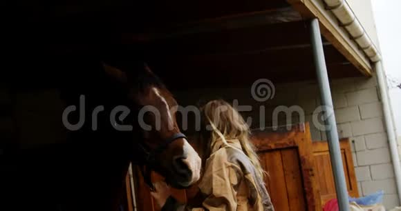 有马的女人在马厩里视频的预览图