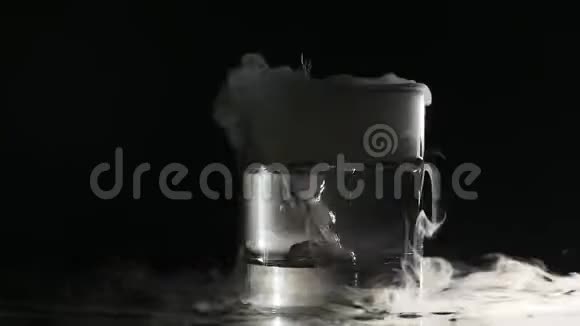 提取玻璃中的白烟干冰对黑暗背景的影响视频的预览图