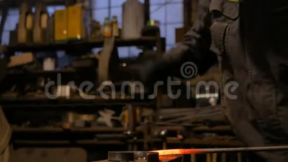 铁匠锻造熔融金属视频的预览图