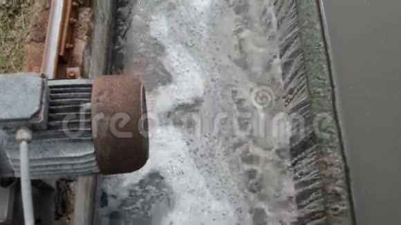 水流沉降器清理视频的预览图
