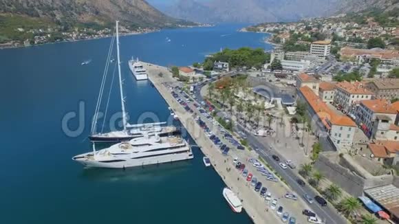 黑山博卡科托尔斯卡的科托尔码头城镇和山脉的鸟瞰图视频的预览图