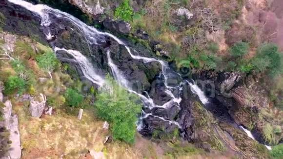 爱尔兰唐加尔县阿萨兰卡瀑布空中飞行视频的预览图