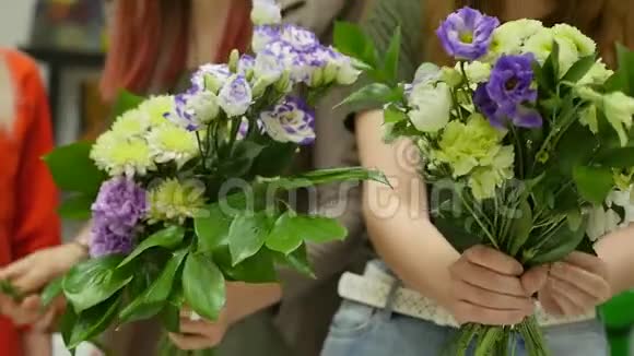 女性在专业人士的指导下学习制作花卉设计一群年轻女性视频的预览图
