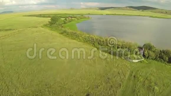 草原与哈萨克斯坦湖的鸟瞰图视频的预览图