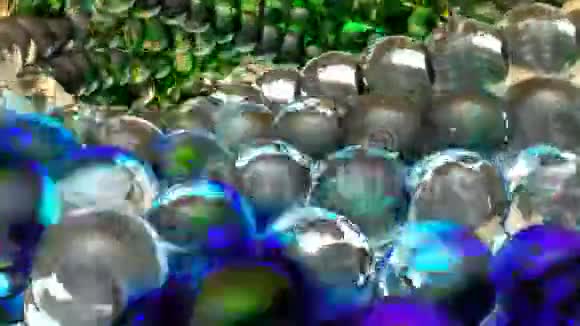 冰抽象球体在缓慢运动中旋转可循环背景视频的预览图