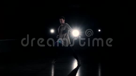舞台上的现代舞者视频的预览图
