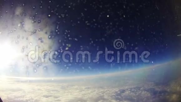 乘飞机旅行透过阳光背景下的飞机窗口观看视频的预览图