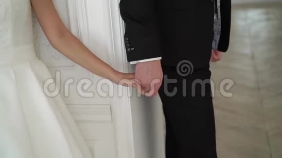 新郎新娘婚礼可爱的情侣牵手视频的预览图