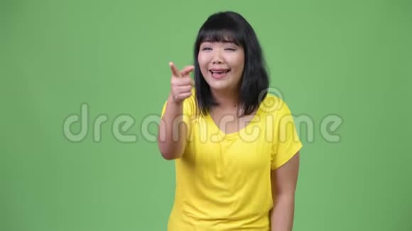 美丽快乐的亚洲女人笑着指指点点视频的预览图