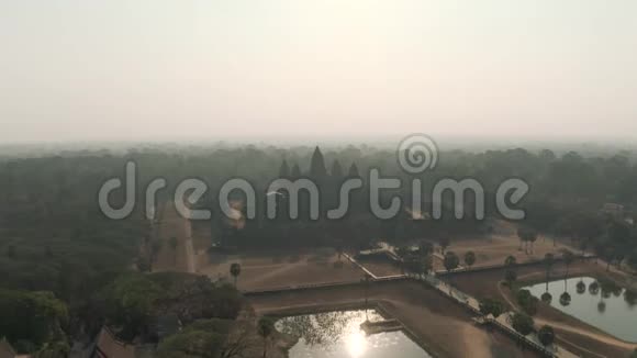 柬埔寨吴哥窟寺庙日出雾无人机飞行视频的预览图