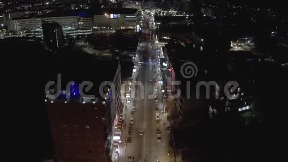 泰国普吉岛巴通市夜间汽车和自行车交通视频的预览图