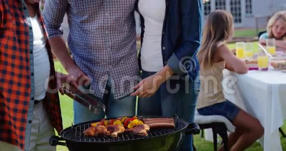 一家人在花园里一起烧烤视频的预览图