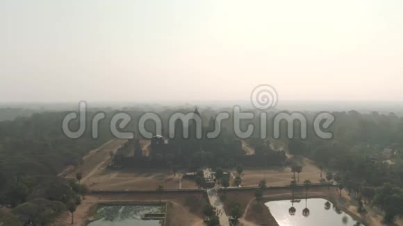 柬埔寨吴哥窟寺庙日出雾无人机飞行视频的预览图
