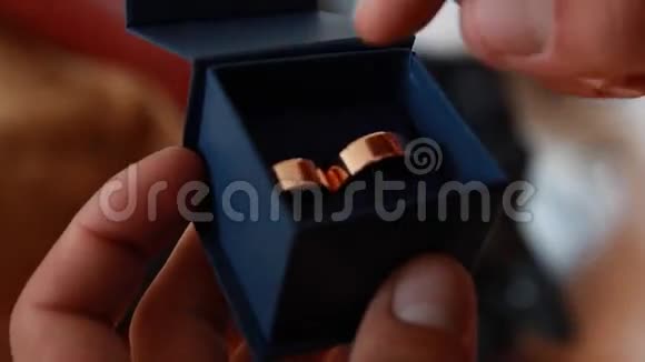 漂亮的金色结婚戒指视频的预览图