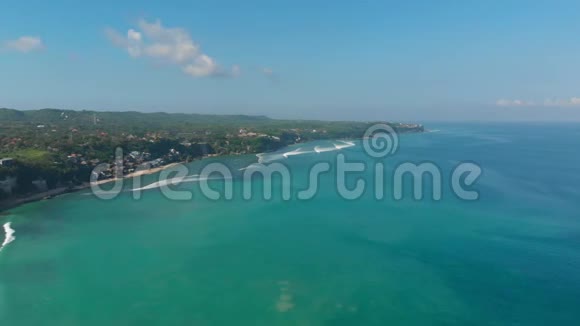 美丽的热带绿松石海洋带波浪鸟瞰巴厘岛视频的预览图