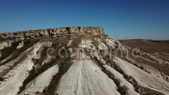 白岩是俄罗斯克里米亚的悬崖空中观景视频的预览图