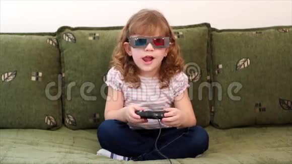 小女孩玩电子游戏视频的预览图
