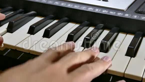 演奏钢琴合成器的人手拿钥匙视频的预览图