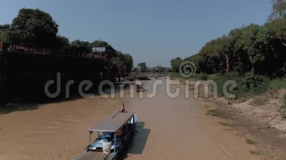 在柬埔寨浮村的船上潘邦TonleSap湖无人驾驶飞机飞行4k视频的预览图