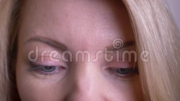 成年白种人女性面部特写镜头眼睛直视镜头背景与背景隔离视频的预览图