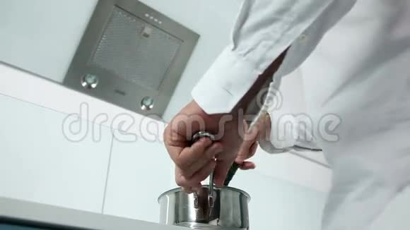 男人在现代厨房做饭视频的预览图